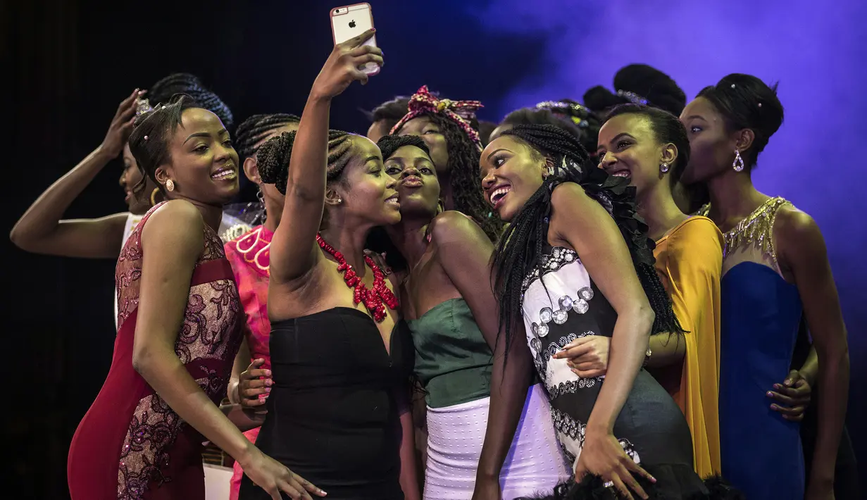 Kontestan Miss Africa Continent berselfie di akhir kontes kecantikan yang digelar di Johannesburg, Afrika Selatan, 30 April 2016. Kontes kecantikan pertama di Afrika ini merupakan gagasan produser film Neo Mashishi asal Afrika Selatan. (JOHN Wessels/AFP)