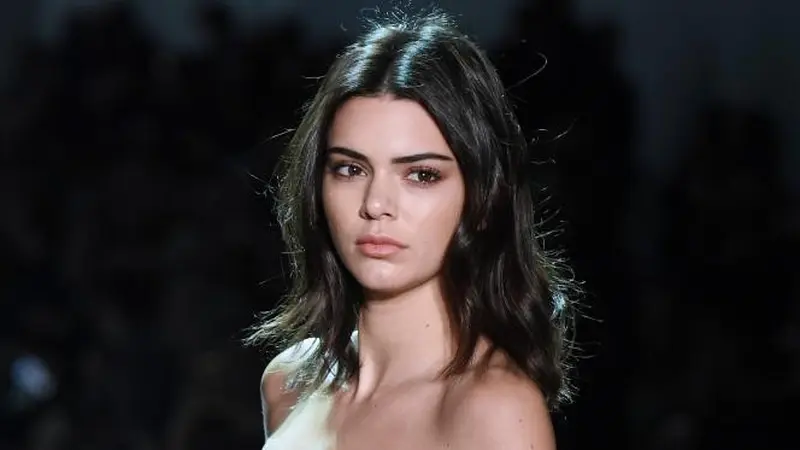 Kendall Jenner tutupi puting dengan pizza