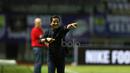 Ekspresi pelatih Persib Bandung, Djadjang Nurdjaman memberikan arahan kepada anak asuhnya saat melawan PS TNI pada lanjutan Liga 1 2017 di Stadion Pakansari, Bogor, Sabtu (22/4/2017).  Persib bermain 2-2 melawan PS TNI. (Bola.com/Nicklas Hanoatubun)