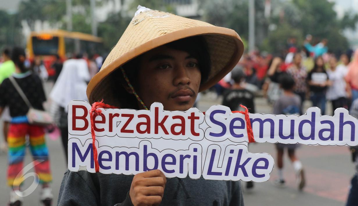Aktivis dari Dompet Dhuafa berjalan melakukan sosialisasi saat Hari Bebas Kendaraan Bermotor di kawasan M.H Thamrin, Jakarta, (29/5/2016).Mereka mengajak masyarakat akan pentingnya berzakat sebelum memasuki Bulan Ramadhan. (Liputan6.com/ Herman Zakharia)