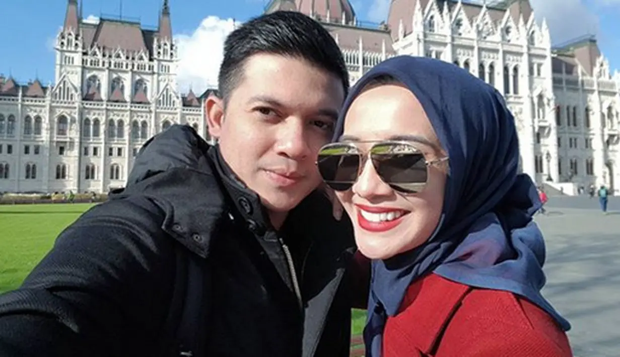 "Apapun sakit nya semoga cepat sembuh dan disegerahkan punya keturunan yg banyak saleh saleha aamiin ya allah," tulis pesona_syarii. "Syafakaillah... semoga sehat kembali dan hajatnya segera di ijabah Allah , Al Fatehah...," tulis pipiet88. (irwansyah_15)