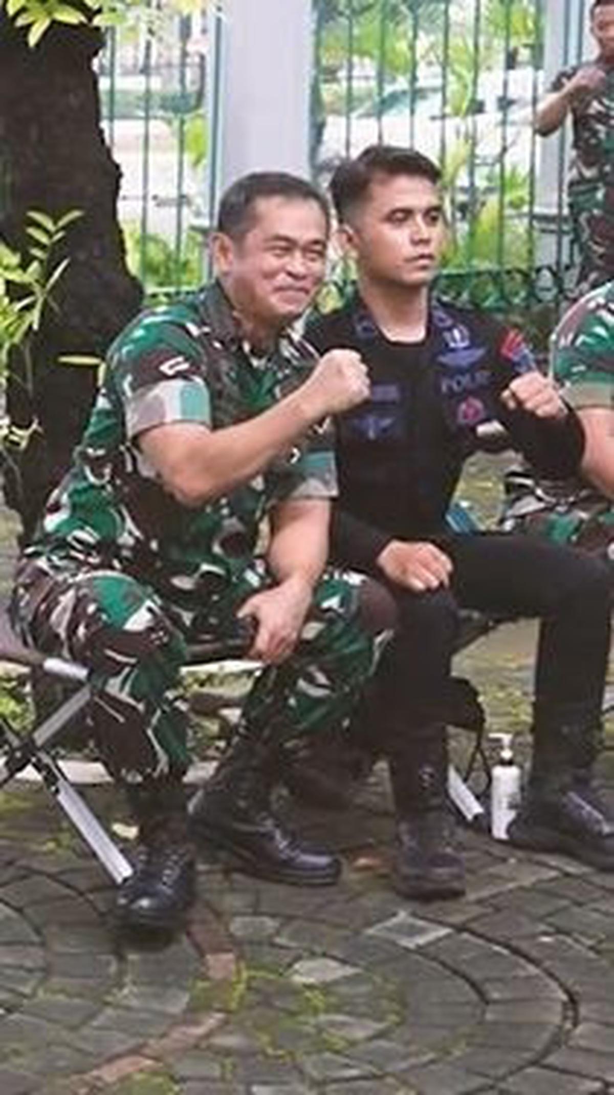Tak hanya itu, ternyata seorang anggota Brimob juga memiliki nama belakang yang sama dengan Kepala Staf Angkatan Darat (Kasad).