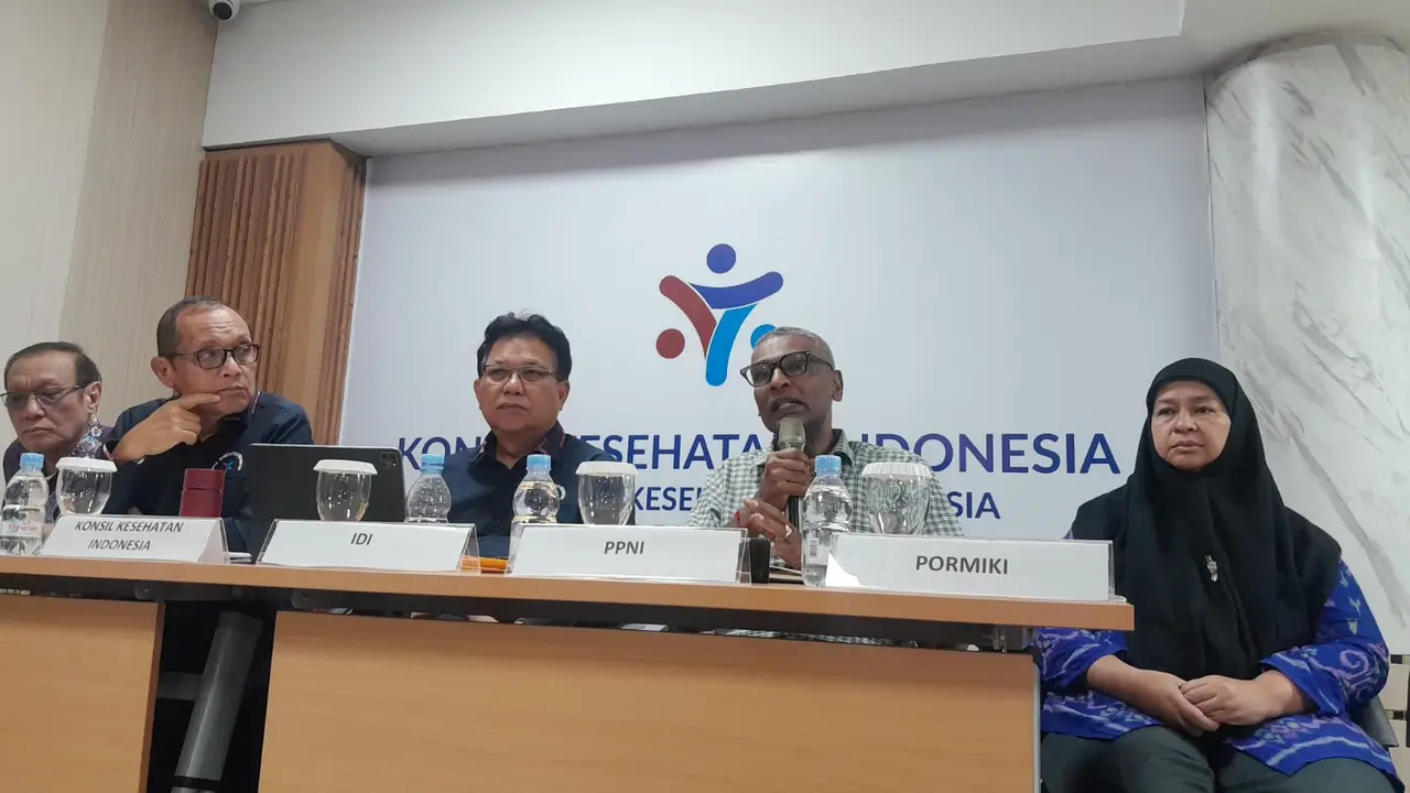 Wakil Ketua Umum Pengurus Besar Ikatan Dokter Indonesia (PB IDI), dokter Wiweka (kedua dari kanan) angkat bicara soal burnout di antara nakes dan named.