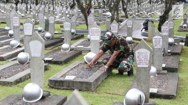 Polisi Rekayasa Lalu Lintas Di Taman Makam Pahlawan Kalibata Malam Ini News Liputan6 Com