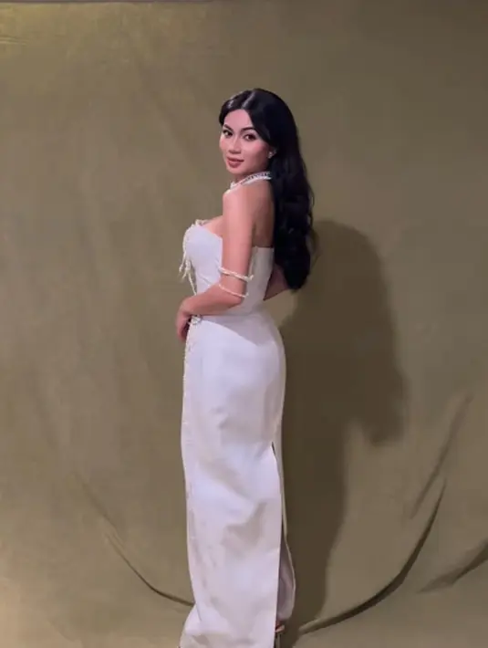 Ditata oleh hairstylist Kiefer Lippens, rambut panjang Ariel ditata dengan gaya wavy yang romantis [@kieferlippens]