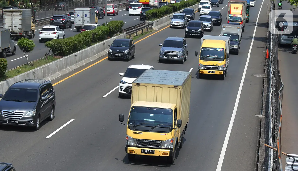 Sejumlah truk melintas di jalan tol di kawasan Jakarta, Senin (19/12/2022). Pemerintah akan membatasi pergerakan angkutan barang bagi truk-truk besar baik yang melewati jalan tol atau jalan arteri pada masa libur Natal 2022 dan Tahun Baru 2023 (Nataru). (Liputan6.com/Angga Yuniar)