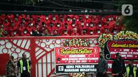Presiden Joko Widodo atau Jokowi (depan kelima kiri) foto bersama sejumlah kader PDIP usai hadir dalam pemembuka Rakernas II PDIP di Jakarta, Selasa (21/6/2022). Rakernas PDIP kali ini mengusung tema "Desa Kuat, Indonesia Maju dan Berdaulat".  (Liputan6.com/Faizal Fanani)