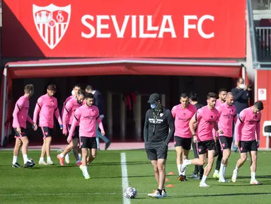 Para pemain Sevilla tiba menghadiri sesi latihan tim di tempat latihan Ciudad Deportiva Jose Ramon Cisneros Palacios,  Spanyol (16/2/2021). Sevilla akan bertanding melawan Borrusia Dortmund pada leg pertama babak 16 besar Liga Champions di Estadio Ramón Sánchez Pizjuán. (AFP/Cristina Quicler)