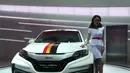 Kiprah para perempuan berparas cantik selalu menyegarkan tiap pameran otomotif digelar.