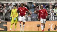 Leny Yoro dan Christian Eriksen tampak lemas saat Manchester United (MU) kebobolan oleh Newcastle United dalam laga pekan 32 Premier League 2024/2025 di St James' Park, Minggu (13/4/2025) malam WIB. MU kalah telak 1-4 dalam laga tersebut. (Owen Humphreys/PA via AP)