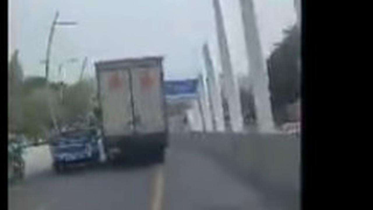 Detik-detik Kontainer Maut Tabrak Banyak Kendaraan & Lindas Siswi di Tangerang