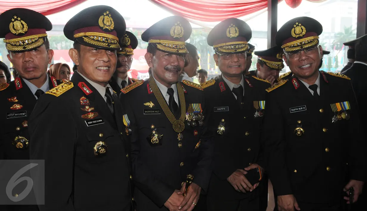 Kapolri Jenderal Pol Badrodin Haiti berfoto bersama jajaran petinggi Polri usai memimpin upacara HUT Bhayangkara Polri ke-70 di Lapangan Bhayangkara Mabes Polri, Jakarta, Jumat (1/7). (Liputan6.com/Helmi Afandi)