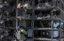 FOTO: Pemandangan Mengenaskan, Rudal Balistik Iran Hancurkan Bangunan di Kota Bat Yam Israel