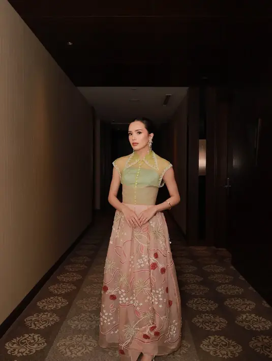 Dirancang Studio Jeje, tubuh mungil Beby Tsabina dibalut setelan busana dari koleksi Kembang Tujuh Rupa [@bebytsabina]