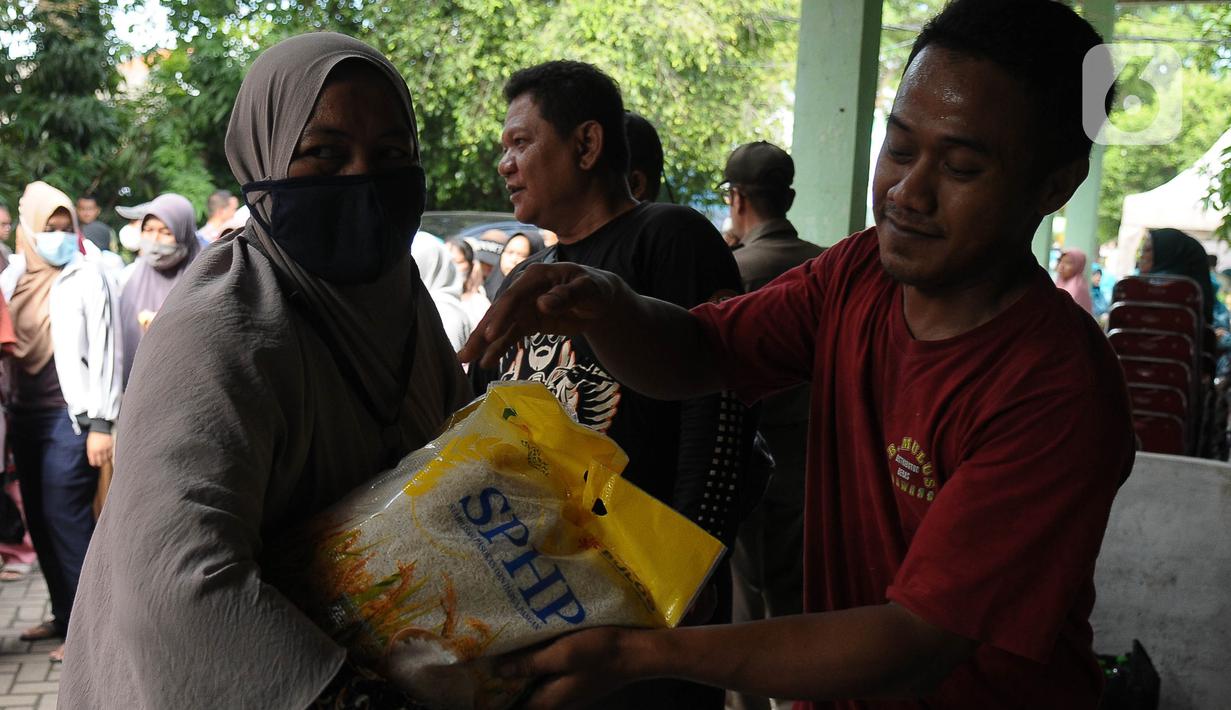 Warga antre untuk membeli beras murah Stabilisasi Pasokan dan Harga Pangan (SPHP) dari bulog di Kecamatan Bekasi Utara, Jawa Barat, Kamis (22/2/2024). (merdeka.com/Imam Buhori)