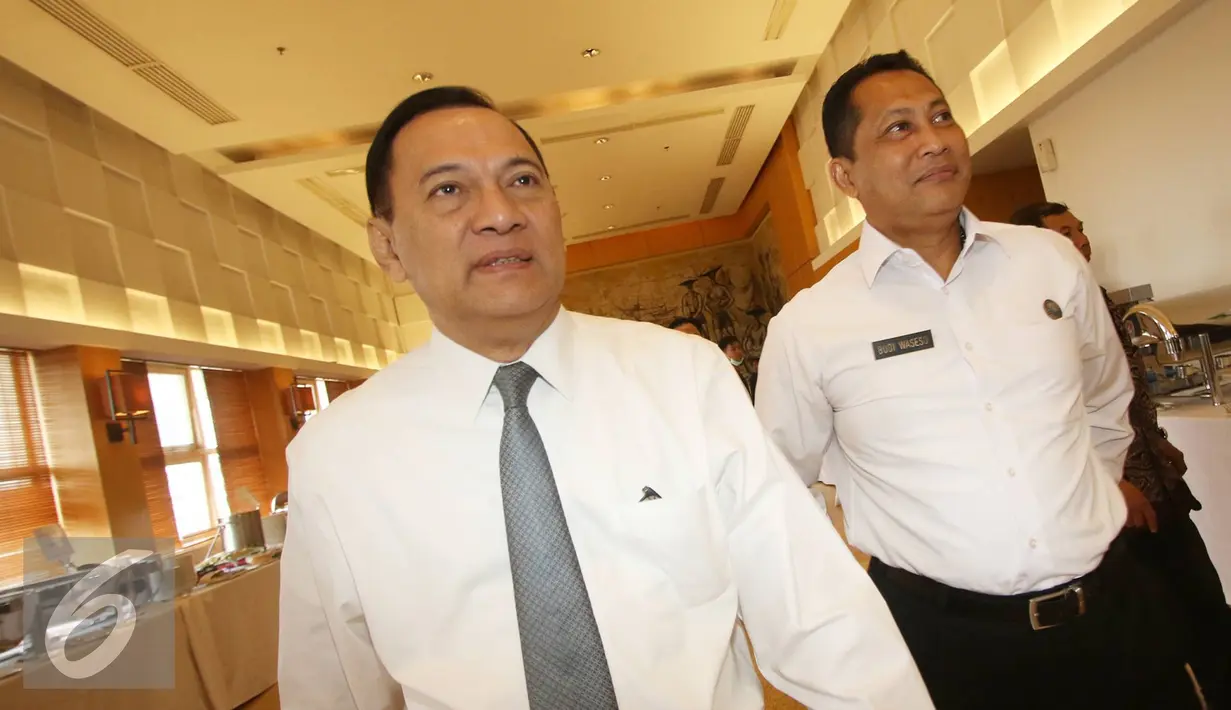 Gubernur Bank Indonesia Agus Martowardojo (kiri) dan Kepala BNN Budi Waseso (kanan) berjalan bersama usai menandatangani nota kesepahaman antara Bank Indonesia dan Badan Narkotika Nasional di Jakarta, Senin (15/8). (Liputan6.com/Immanuel Antonius)