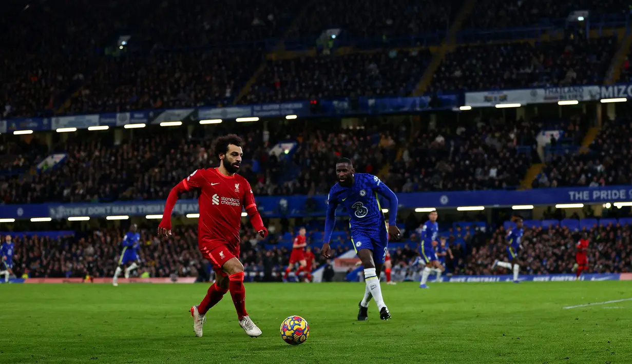 Unggul 1-0 membuat Liverpool tambah agresif. The Blues pun menemui mempi buruknya pada menit ke-26. Berawal dari umpan trobos Trent Alexander-Arnold, Mohammad Salah yang menyisir bagian kiri Chelsea berhasil mengecoh Marcos Alonso dan menjebol gawang Eduardo Mendy. (AFP/Adrian Dennis)