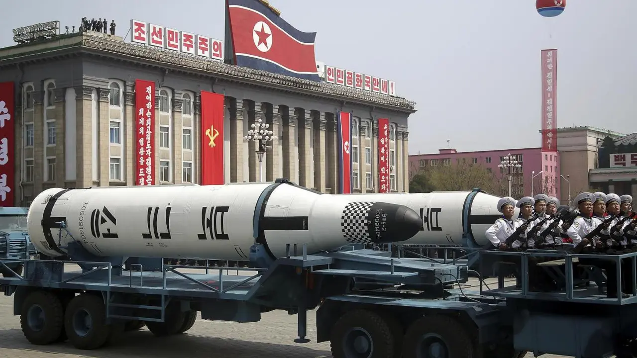 Rudal kapal selam dipamerkan di parade kelahiran Kim Il-sung di Korut 