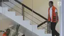 Anggota DPRD Kota Malang Sahrawi menaiki tangga gedung KPK, Jakarta, Kamis (19/4). Sahrawi diperiksa sebagai tersangka terkait dugaan suap pembahasan APBD-P Pemkot Malang Tahun 2015. (Merdeka.com/Dwi Narwoko)