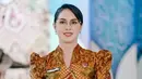 Sementara itu, Arumi Bachsin memilih tampil lebih klasik dengan kebaya batik bernuansa cokelat keemasan. Ia mengenakan atasan batik dengan detail puff sleeve yang memberi sentuhan feminin sekaligus formal. [@arumibachsin].