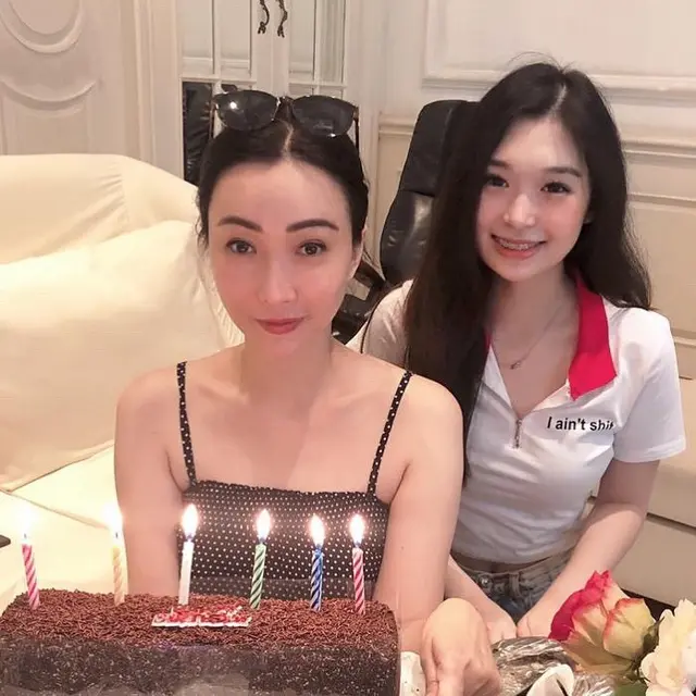 6 Potret Kompak Livy Renata dan Sang Mama, Bak Kakak Beradik