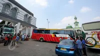 Sebuah bus berjalan mundur saat memasuki Terminal Rawamangun lewat jalur keluar, Jakarta, Jumat (29/5/2015). Kondisi Terminal Bus Rawamangun saat ini belum bisa dimasuki oleh bus-bus AKAP yang berukuran besar. (Liputan6.com/Faizal Fanani)