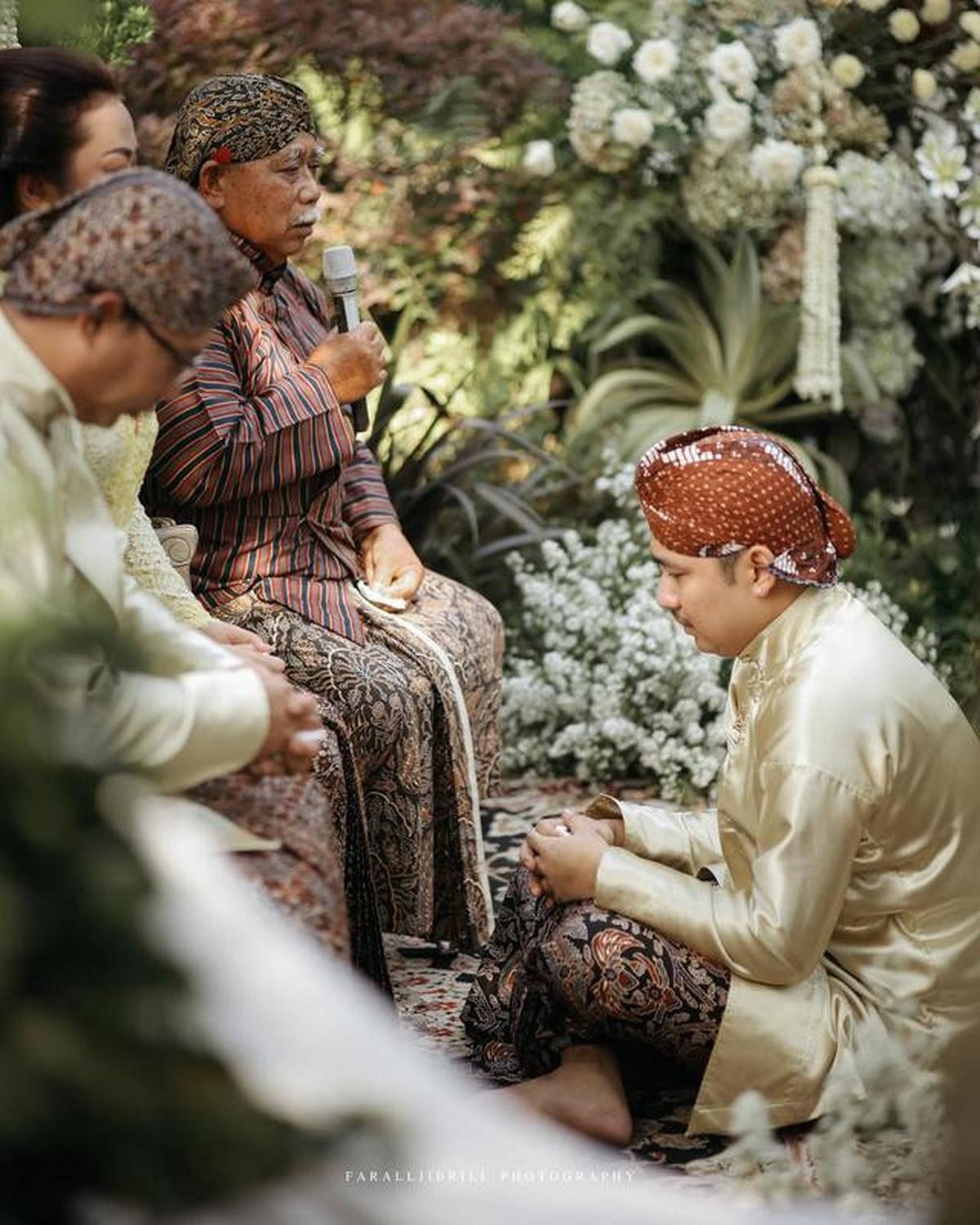22 Potret Detail Dekorasi Siraman Pernikahan Putra Soimah dengan Adat Jawa yang Mewah dan Sakral