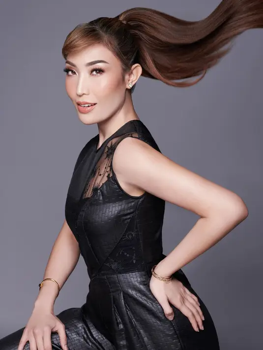 <p>Ayu Dewi tampil fearless mengenakan dress hitam tanpa lengan. Riasan wajah yang bernuansa hangat dan tatanan rambut high ponytail semakin menyempurnakan tampilan bold Ayu Dewi dalam foto ini. Foto: Instagram.</p>
