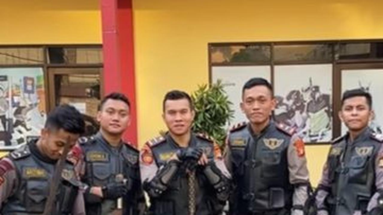 Setelah berhasil dibekuk, pelaku tawuran dibawa ke kantor polisi terdekat untuk dimintai keterangan lebih lanjut.