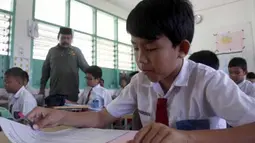 Ketua Persatuan Guru Republik Indonesia (PGRI) Provinsi Aceh, Ramli Rasyid meninjau pelaksanaan ujian sekolah dasar di SD Budi Darma Banda Aceh, Senin (2/4). Ujian bagi siswa SD, MIN dan SDLB diikuti 4.138 peserta yang berlangsung mulai 2 hingga 10 April 2012. (Antara)