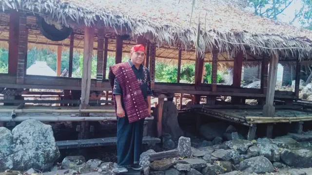 Bupati Flores Timur Antonius Gege Hadjon, menggunakan pakayan adat Flores Timur, saat berada di kampung adat Kewokluok. (Foto Istimewah)
