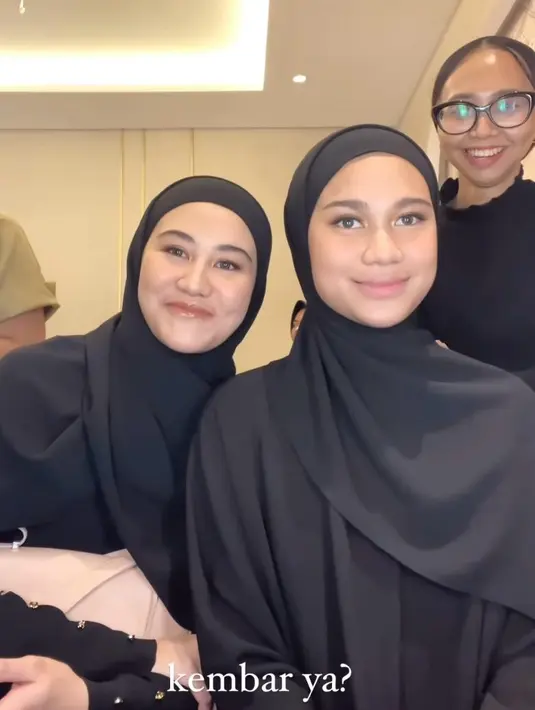 Baik Aaliyah maupun Azizah Salsha menyempurnakan penampilan mereka dengan pulasan makeup nuansa coral senada oleh Rossy Pramita.  [@ochiipramita]