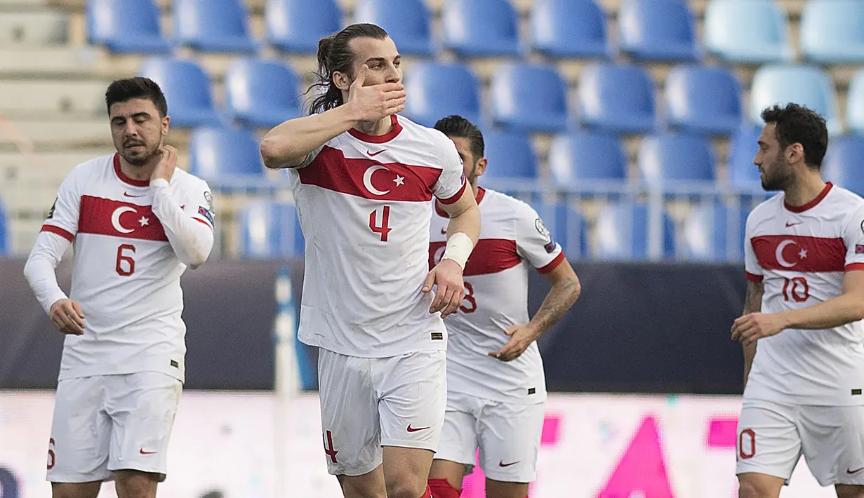 Bek Turki, Caglar Soyuncu (tengah) melakukan selebrasi usai mencetak gol kedua Turki ke gawang Norwegia dalam laga Kualifikasi Piala Dunia 2022 Zona Eropa Grup G di La Rosaleda Stadium, Malaga, Sabtu (27/3/2021). Turki menang 3-0 atas Norwegia. (AFP/Jorge Guerrero)