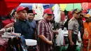 Komisioner Ombudsman Republik Indonesia (ORI), Adrianus Meliala saat blusukan tenda PKL Tanah Abang Jakarta, Rabu (17/1). Saat diwawancarai Ombudsman pedagang mengakui meraup keuntungan lantaran dibuatnya lapak untuk PKL. (Liputan6.com/Angga Yuniar)