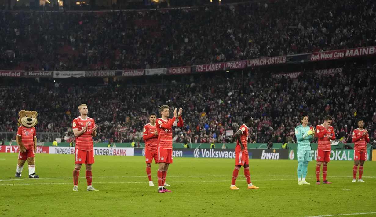 <p>Dengan demikian, Bayern Munich harus menunggu lebih lama untuk kembali juara DFB Pokal. Kali terakhir Die Roten mengangkat trofi ini adalah pada 2020. (AP Photo/Matthias Schrader)</p>