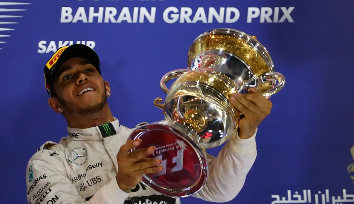 Pebalap Mercedes GP, Lewis Hamilton, meraih kemenangan ketiganya musim ini di GP Bahrain. (photo by AFP/MARWAN NAAMANI)