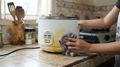 Cara Membersihkan Bagian Bawah Rice Cooker yang Menguning, Ikuti 7 Langkah Ini