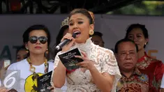 Agnez Mo membacakan Deklarasi Perdamaian saat perayaan Hari Perdamaian Internasional di Balai Kota Jakarta, Minggu (20/9/2015). Beragam komunitas hadir dalam perayaan Hari Perdamaian Internasional. (Liputan6.com/Helmi Fithriansyah)