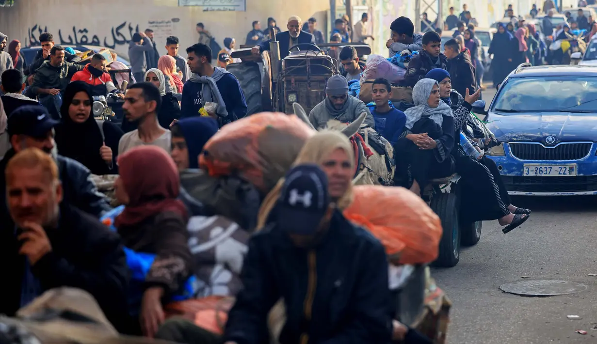 Kepadatan arus lalu lintas di Khan Yunis ketika warga Palestina bergegas ke daerah yang lebih aman setelah dimulainya kembali serangan udara Israel di Rafah, Jalur Gaza Selatan pada 1 Desember 2023. (MAHMUD HAMS/AFP)