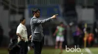 Pelatih Semen Padang, Nilmaizar memberikan instruksi kepada anak asuhnya saat melawan Persib Bandung pada perebutan tempat ketiga Piala Presiden 2017 di Stadion Pakansari, Bogor, Sabtu (11/3/2017). (Bola.com/Nicklas Hanoatubun)