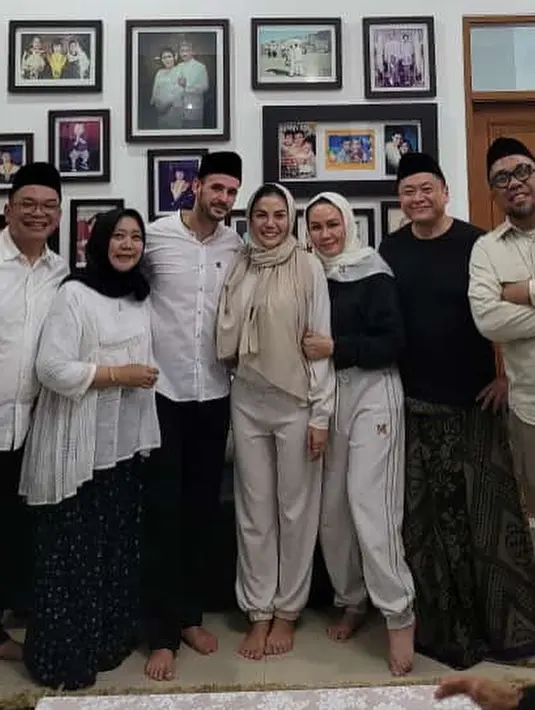 Lewat caption unggahannya, Fitri Salhuteru berharap agar Antonio Dedola menjadi pribadi yang lebih baik setelah menjadi seorang muslim. Tampak Nikita Mirzani menemani dan jadi saksi saat Antonio menjadi seorang mualaf. (Liputan6.com/IG/@dilar_iyay)