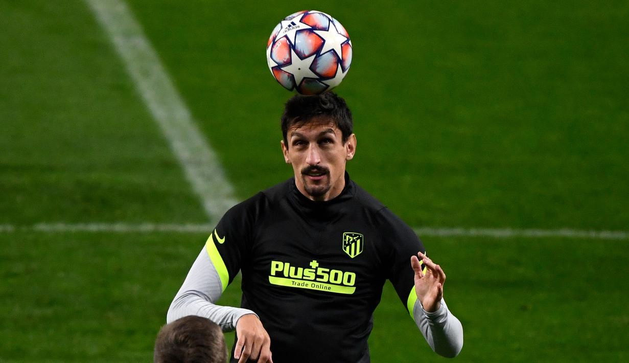 Pemain Atletico Madrid, Stefan Savic, saat mengikuti sesi latihan jelang laga Liga Champions di Stadion Wanda Metropolitano, Selasa (1/12/2020) wib. Atletico Madrid akan menghadapi Bayern Munchen. (AFP/Pierre-Philippe Marcou)
