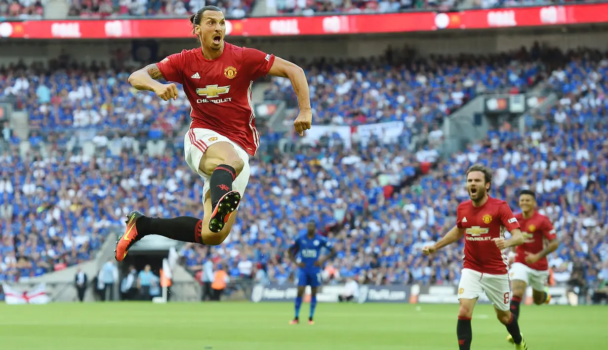 Zlatan Ibrahimovic bersama Juan Matta merayakan gol saat melawan Leicester City pada laga Community Shield di Stadion Wembley, Minggu (7/8/2016). (EPA/Andy Rain)