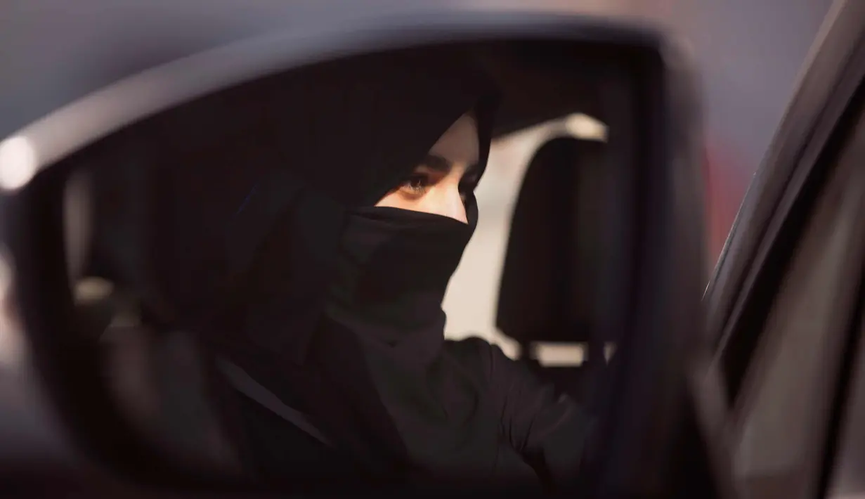 Seorang siswa serius mengikuti kursus mengemudi di kampus Effat University, di Jeddah, Arab Saudi, (6/3). Sebuah keputusan kerajaan yang dikeluarkan tahun lalu oleh Raja Salman  bahwa wanita diizinkan mengemudi pada tahun 2018. (AP Photo/Amr Nabil)