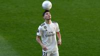 Pemain baru Real Madrid, Brahim Diaz mengontrol bola saat diperkenalkan di Santiago Bernabeu  (7/1). Diaz direkrut Madrid dari Manchester City dengan dana 17,3 juta euro (Rp 281 miliar) plus 7,3 juta euro (Rp 118 miliar). (AP Photo/Manu Fernandez)