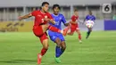 Pemain belakang timnas Indonesia U-20, Muhammad Alfharezzi Buffon (kiri) berebut bola dengan Muzdhan Hassan (Maladewa) pada pertandingan kualifikasi Piala Asia U-20 grup F di Stadion Madya, Kompleks Gelora Bung Karno, Jakarta, Rabu (25/9/2024). (Liputan6.com/Angga Yuniar)