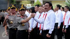 Kapolri Jenderal Tito Karnavian melakukan salam komando dengan salah satu anggota kepolisian yang mendapat penghargaan karena berhasil mengungkap kasus perampokan Pulomas dengan cepat, Jakarta, Rabu (18/1). (Liputan6.com/Gempur M Surya)