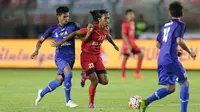 Pemain Sulawesi Selatan, Adi Setiawan, berusaha melewati hadangan pemain Jawa Barat pada laga final PON XIX di Stadion Si Jalak Harupat, Bandung, Rabu (28/9/2016). (Bola.com/Vitalis Yogi Trisna)