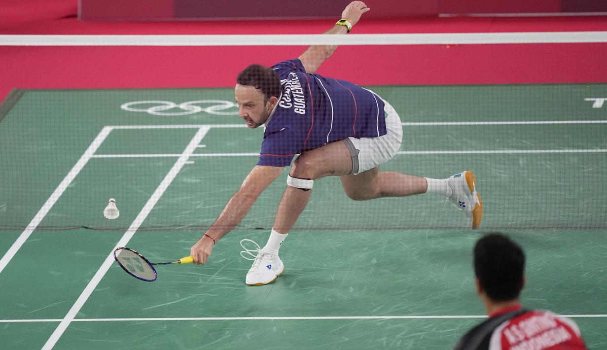 Kevin Cordon terus tertinggal di awal gim kedua. Dirinya begitu disusahkan dengan smash keras yang diberikan oleh Anthony Ginting. Pemain polesan tangan pelatih Indonesia tersebut harus tertinggal angka 4-11 di interval gim kedua. (Foto: AP/Dita Alangkara)
