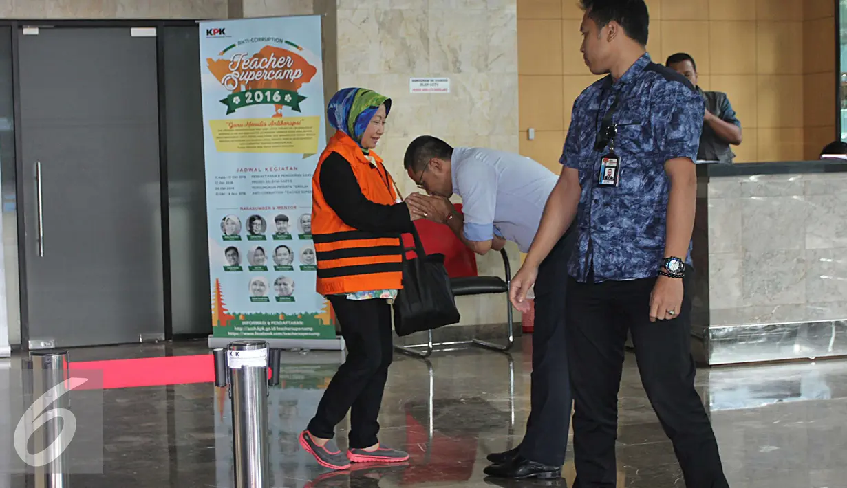 Atty Suharti Tochija bertemu dengan kenalannya usai menjalani pemeriksaan di Gedung KPK, Jakarta, Rabu (28/12). Atty dimintai keterangan untuk tersangka pengusaha pelaksana proyek Hendriza Soleh Gunadi. (Liputan6.com/Helmi Affandi)